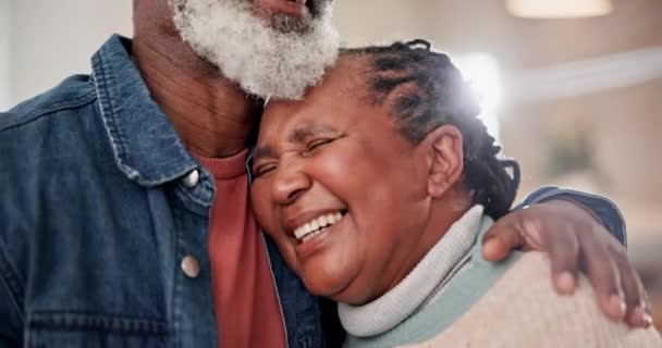 Feliz Abrazo Una Pareja Ancianos Hablando Con Amor Relajarse Una — Vídeo de stock
