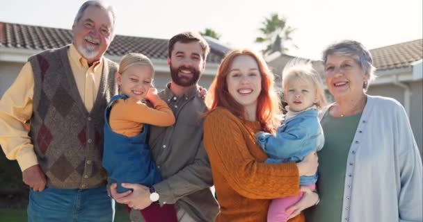 Retrato Família Com Avós Pais Filhos Quintal Nova Casa Sorriso — Vídeo de Stock