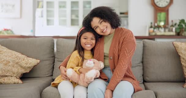 Thuis Moeder Meisje Een Bank Knuffel Familie Met Geluk Verbondenheid — Stockvideo