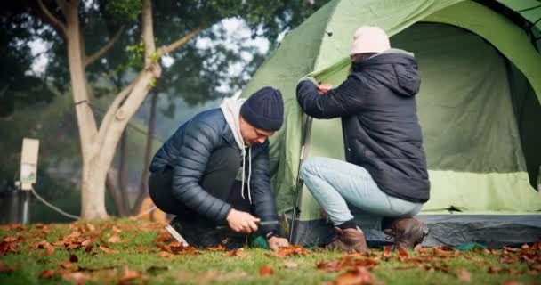 露营和准备一个帐篷的性质与团队合作 工具和冒险 青年男女在冬天一起露营度假 旅行或度假以在森林营地休息的青年男女 — 图库视频影像