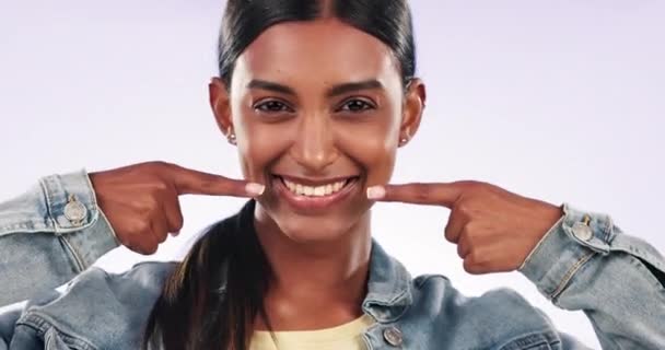 Rostro Señalando Mujer Con Una Sonrisa Boca Dientes Blanqueándose Sobre — Vídeos de Stock