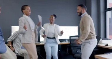 Siyahi kadın, iş adamları ve başarıyı, hedefi, başarıyı, terfiyi ya da şirket ofisinde ikramiyeyi kutlamak için dans etmek. Müzik, enerjiyle hareket eden bir grup çalışan ve partide mutlu bir kazanan..