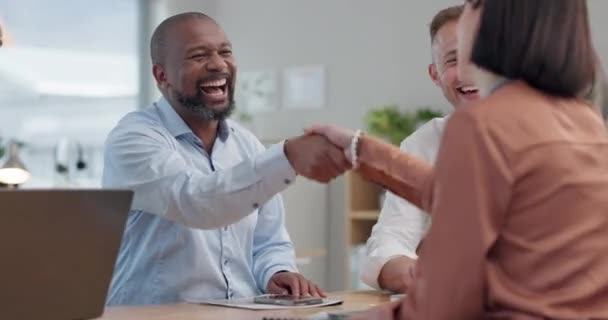 목표를 축하하기 사무실에서 비즈니스 셰이크 직장에서의 부여에 박수를 보내는 그룹의 — 비디오