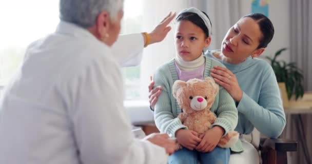 Dokter Pemeriksaan Pasien Anak Dan Konsultasi Medis Dari Gadis Sakit — Stok Video