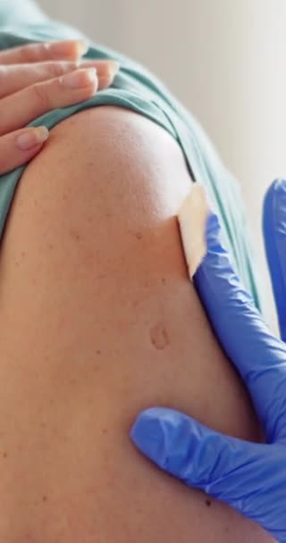 ワクチン接種 ウイルス保護のための医師 女性の腕およびプラスター 病気やインフルエンザのショット 包帯および薬のズームのための医療 免疫および治療 — ストック動画