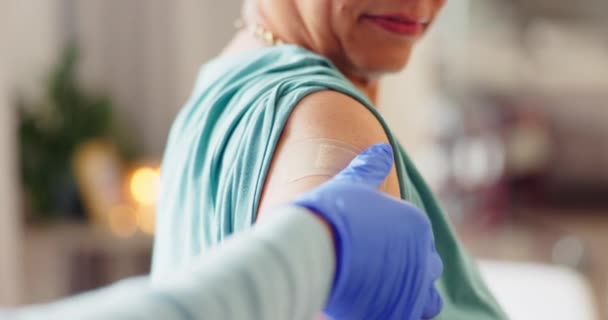 女性の腕 老人のための注射 ワクチン接種およびウイルス保護のための石膏 病気やインフルエンザのショット 医療カバーのための医療 予防接種 — ストック動画
