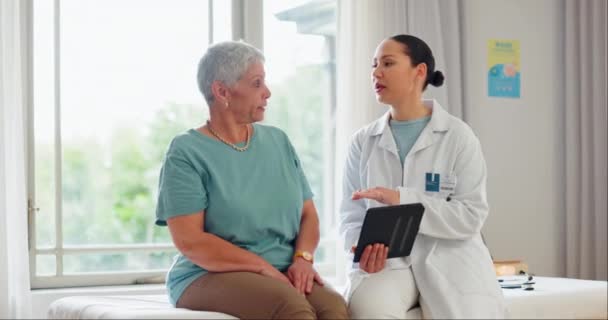 在临床 技术和病史讨论中提供咨询意见的医生 病人和平板电脑 老年人和坐在床上与医疗保健 数字和建议沟通 — 图库视频影像