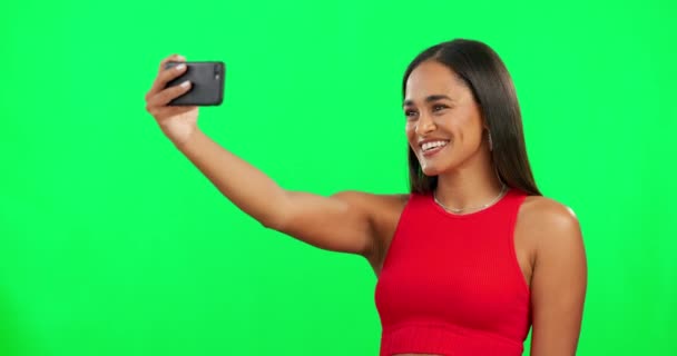 緑の画面と笑顔で自撮り ソーシャルネットワーク上の投稿のための美しさとモックアップスペース インフルエンサーの女の子 モデルや写真付きの若い学生 プロフィール画像とアプリでプロモーションのための幸せ — ストック動画