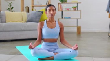 Yoga, nilüfer çiçeği pozu ve kadın oturma odasında ya da evde zen fitness, egzersiz ve farkındalık, şifa ya da huzur. Meditasyon, nefes alma ya da sakin Hintli kişi sağlık, bütünsel eğitim ya da vücut sağlığı.