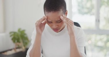 Baş ağrısı, stres ve siyahi bir kadınla iş ilişkisi anksiyete, acı ve baskı için. Tükenmiş, zihinsel sağlık ve kadın çalışanlardan bıkmış ve bıkkınlık, üzüntü ve yorgunluk için ajansta migren..