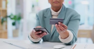 Kredi kartı, ödeme ve telefonda Fintech için çalışan bir kadının elleri, online alışveriş bir yatırım. İşletme, web sitesi ve finansman çalışanlarının kapatıldığı ticaret, tasarruf ve bankacılık uygulaması.