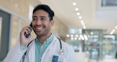 Telefon, komik ve doktor hastane koridorunda yürüyorlar iletişim planlaması için mobil bir konuşma yapıyorlar. Sağlık kliniğinde kahkahalar atan, tıbbi ve profesyonel danışmanlar.