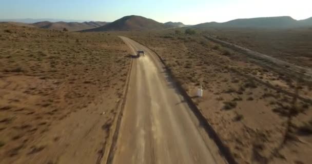 Camino Del Desierto Conducción Rápida Vista Aérea Coches Con Dron — Vídeo de stock