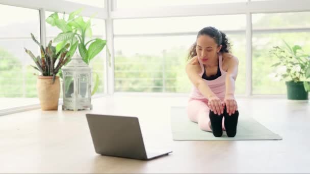 Laptop Forward Stretching Vrouw Thuis Voor Training Fitness Holistische Training — Stockvideo