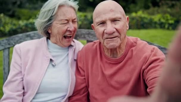 Ευτυχισμένο Selfie Και Ηλικιωμένο Ζευγάρι Ένα Πάρκο Γελώντας Χαλαρώστε Και — Αρχείο Βίντεο