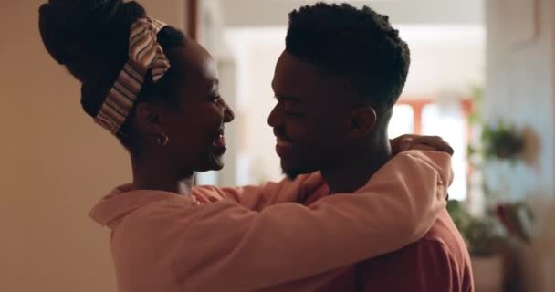 Abraço Amor Casal Africano Casa Para Vínculo Relacionamento Feliz Relaxar — Vídeo de Stock