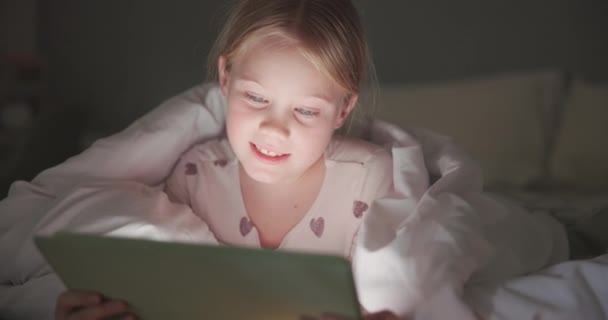 Meisje Kind Tablet Slaapkamer Nachts Voor Online Games Het Lezen — Stockvideo