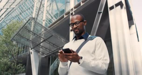 Telefone Rede Homem Negro Negócios Andando Cidade Para Comunicação Seu — Vídeo de Stock