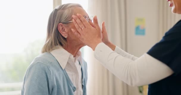 Mujer Enfermera Comprobar Gafas Casa Para Vista Visión Glaucoma Ayudan — Vídeos de Stock