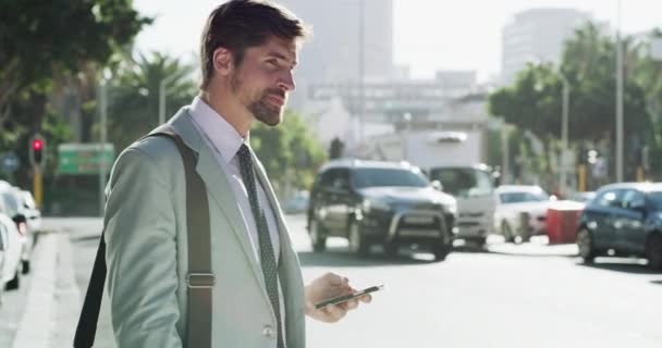 Cep Telefonu Şehir Adamı Daktilo Kontrol Rezervasyon Ulaşımı Taksi Uygulaması — Stok video