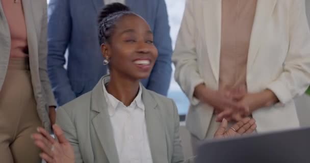 Succes Bifald Eller Glad Sort Kvinde Med Laptop Anledning Aftale – Stock-video