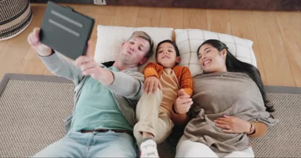 快乐的家庭 平板电脑和躺在地板上的自拍 图片或照片一起在客厅里放松一下 孩子和母亲都以科技为乐 微笑着回忆或牵挂时间 — 图库视频影像