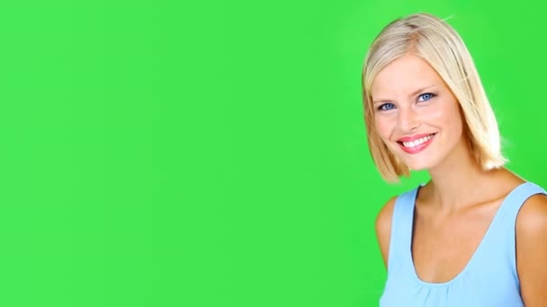 美しさと肖像画 緑の画面上の幸せな女性は モデルの笑いと肯定的な顔を孤立した 面白い笑いを背景に楽しいとジェンZの女の子 良い態度と健康的な考え方 — ストック動画