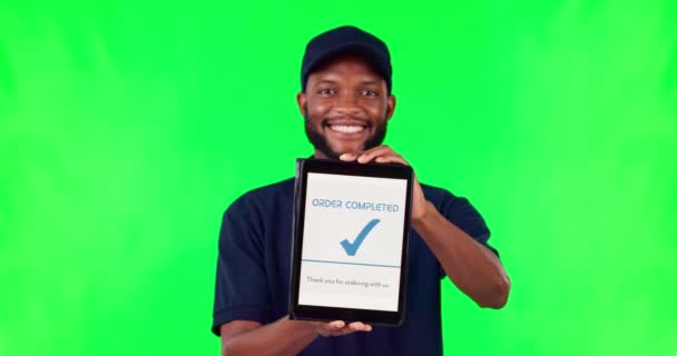 快乐的黑人男人 平板电脑和付款在绿色屏幕上为订单完成或成功交易 具有技术展示的非洲男性形象 用于采购审批 结帐或电子商务 — 图库视频影像