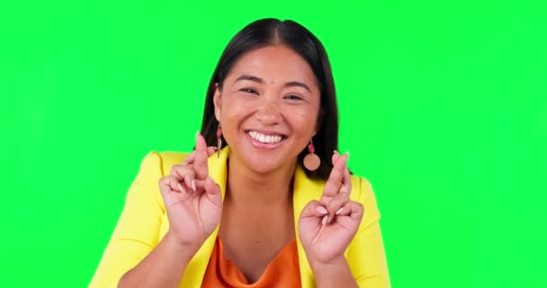 绿色的屏幕 手指交叉 快乐的女人在工作室里与好运 签名和祝福在模拟的背景下 肖像画和亚洲女人 手牵手 满怀希望 乐观或迷信 — 图库视频影像