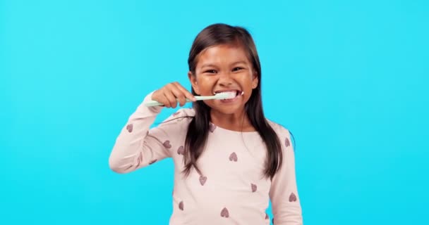 牙科护理 孩子在工作室里笑着刷牙 每天早上为清洁的嘴 成长和幸福 幸福女孩的健康和脸蛋 蓝色背景和孩子们的清洁 — 图库视频影像