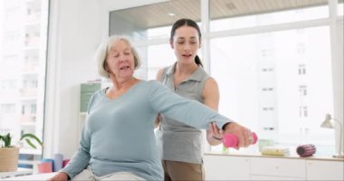 Kıdemli kadın, fizik tedavi ve halter egzersizi, kollarını esnetme ve fizik tedavi muayenesinde destek. Tıbbi konsültasyonda egzersiz, omuz ağrısı ve yaşlı kişi, hasta ve hemşirenin uygunluğu.