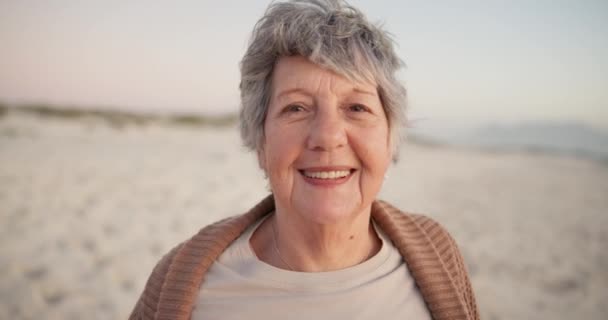 Ansikte Och Senior Kvinna Stranden För Att Koppla Naturen Pensionering — Stockvideo