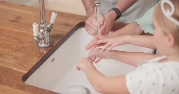 Limpieza Lavado Manos Primer Plano Del Padre Con Los Niños — Vídeo de stock
