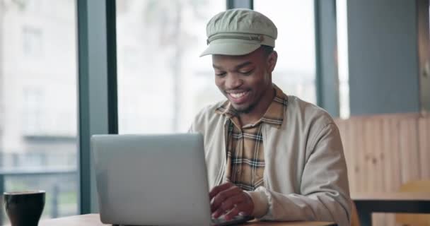 快乐的黑人男子在咖啡店的笔记本电脑上打字 远程工作和阅读电子邮件 上网和搜索 咖啡店或餐馆桌子上的计算机 自由职业者和文案作者 撰写博客和文章 — 图库视频影像