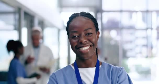 Медсестра Посмішка Обличчя Чорної Жінки Лікарні Медичного Оздоровчого Життєвого Страхування — стокове відео