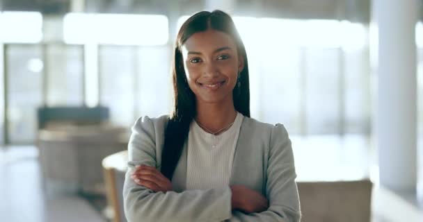 Portret Szczęśliwa Bizneswoman Broń Skrzyżowane Dla Porady Prawnej Biurze Ufnością — Wideo stockowe