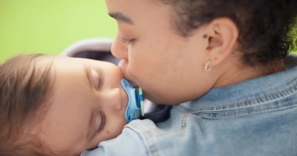 Bambino Addormentato Madre Con Bacio Amore Legame Con Cura Maternità — Video Stock