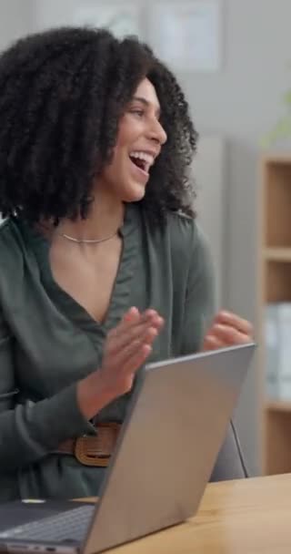 Wanita Bisnis Yang Bersemangat Tepuk Tangan Dan Merayakan Meja Kerja — Stok Video
