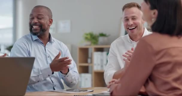 Bir Hedefi Hedefi Kutlamak Için Ofiste Bir Ekibiyle Toplantı Işbirliği — Stok video