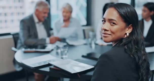 法律事務所のリーダーとの計画のためのオフィスで会合の専門家 女性および肖像画 ボードルーム ビジネスとチームのための自信を持って会社の戦略のための幸せな顔の人 — ストック動画