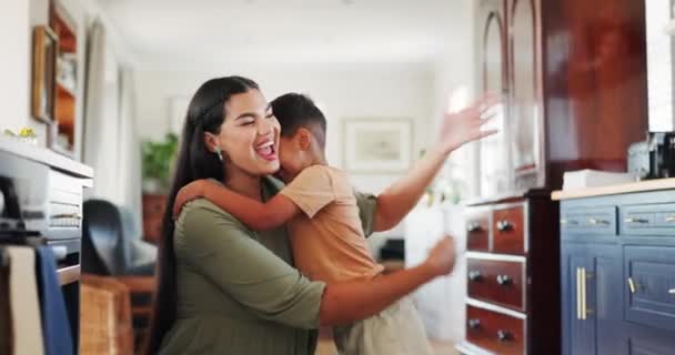 Moeder Knuffel Kind Glimlachen Thuis Verbroederen Plezier Hebben Samen Huis — Stockvideo