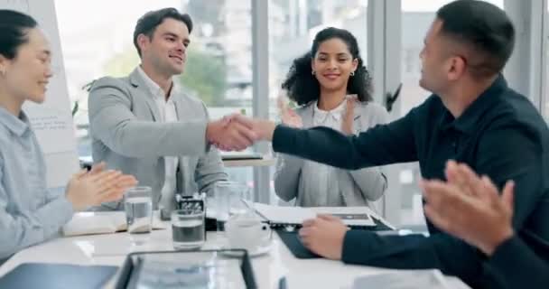 Handshake Aplausos Empresários Parabéns Pela Parceria Escritório Corporativo Apertando Mãos — Vídeo de Stock