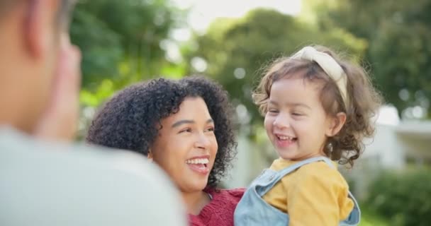 Ευτυχισμένη Οικογένεια Γονείς Μωρό Στο Πάρκο Για Παίξει Την Αγάπη — Αρχείο Βίντεο