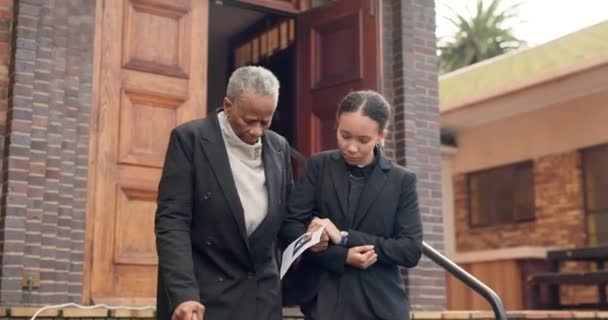 Pogrzeb Kościół Kobieta Starszą Matką Chodzącą Dla Empatii Pocieszenia Wsparcia — Wideo stockowe