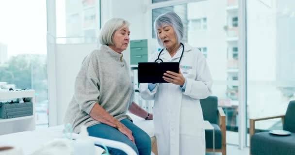 Beratung Ältere Frau Und Arzt Mit Tablet Versicherung Oder Telemedizin — Stockvideo