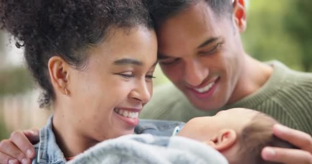 Baby Ouders Strelen Hoofd Met Liefde Zorg Genegenheid Samen Natuur — Stockvideo