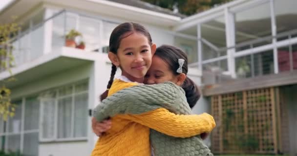 Niñas Abrazos Hermanas Jardín Verano Amor Con Unión Cuidado Sonrisa — Vídeo de stock