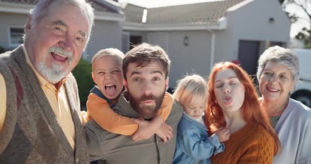 Selfie Engraçado Com Avós Pais Filhos Quintal Nova Casa Sorriso — Vídeo de Stock