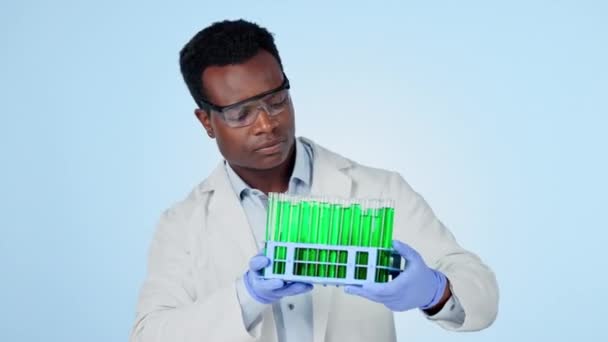 Inspeção Cientista Negro Com Frascos Para Pesquisa Inovação Médica Cuidados — Vídeo de Stock
