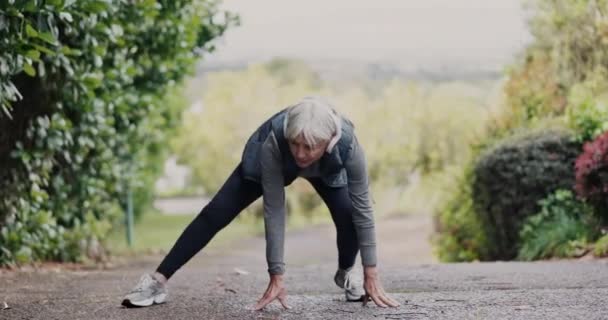 Senior Fitness Žena Protahuje Tělo Silnici Hudebními Sluchátky Pro Trénink — Stock video